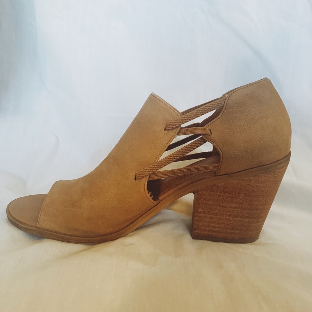 Tan opened-toed wedges